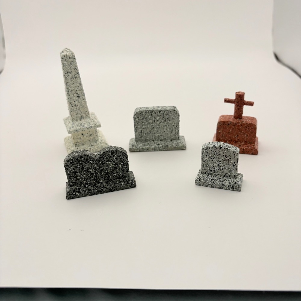Vill Mon Co Miniature Gravestones Cematary Markers 5-Piece Set 1993 Vintage